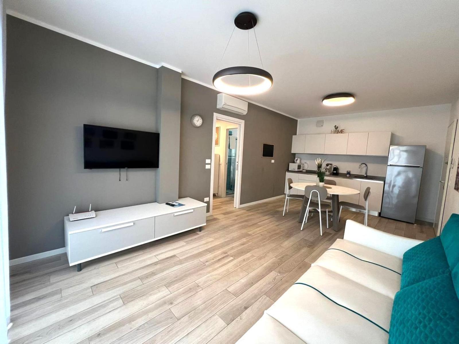 Sun Beach Residence Con Piscina - Piazza Brescia - Adria Holiday Jesolo - Family Apartments Room photo